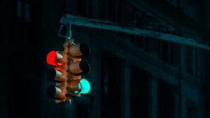 a two-way traffic light on a dark street
